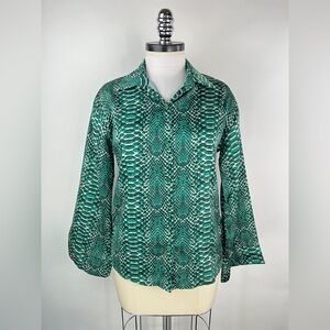 💚 2980. Emerald Snake Printed Button Front Top